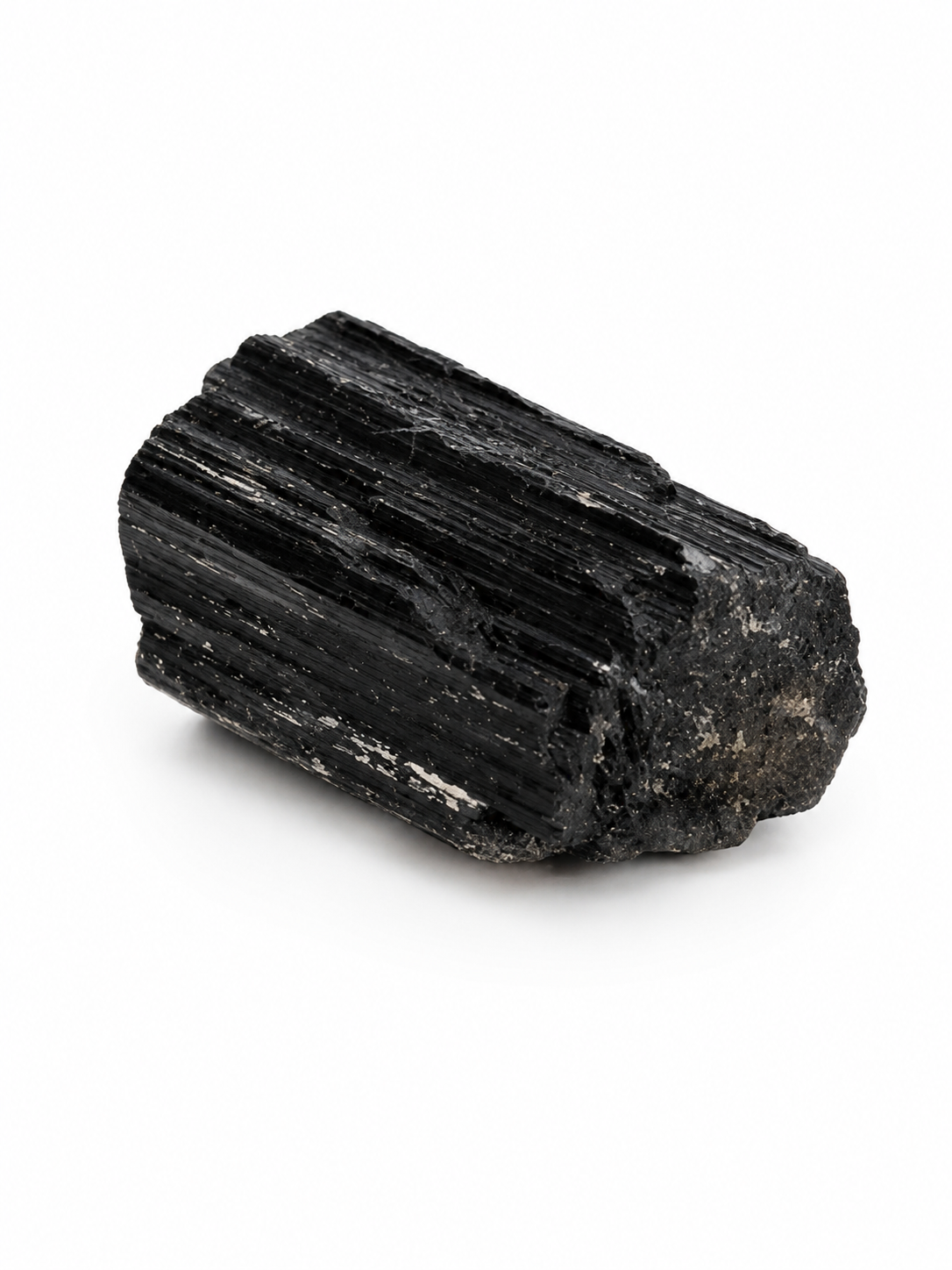 turmalina negra natural en bruto sobre fondo blanco