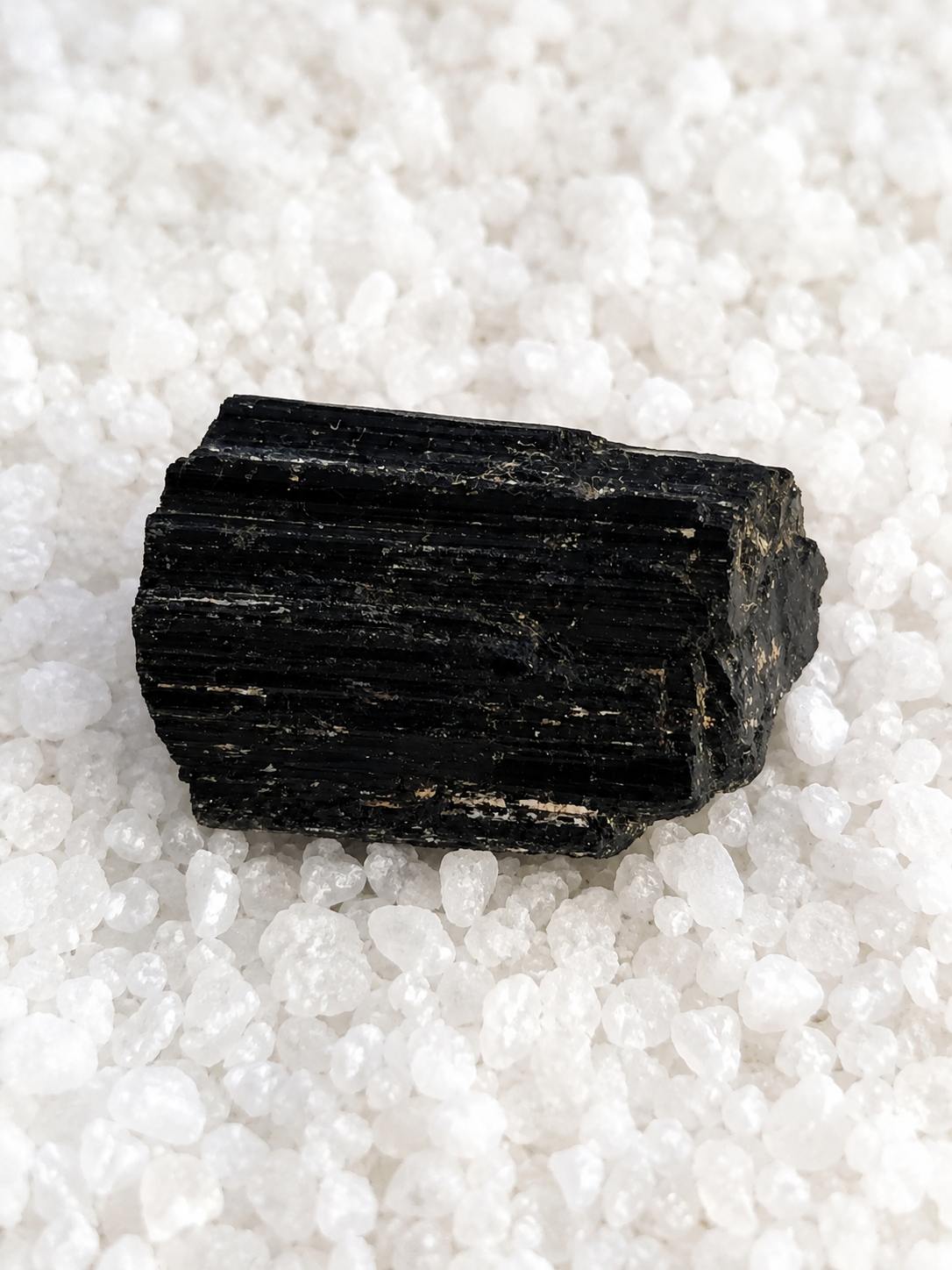 Turmalina negra natural en bruto sobre sal